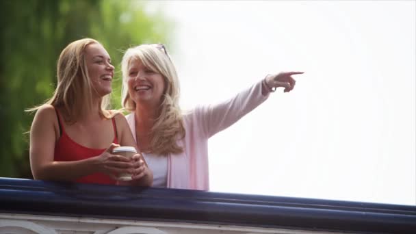 Mother and daughter spending time — Stock Video