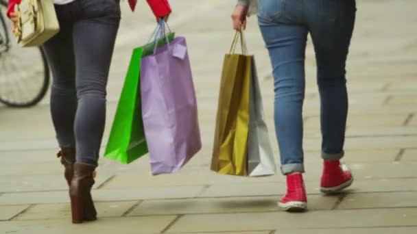 Riends caminar con coloridas bolsas de compras — Vídeos de Stock