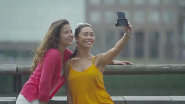 Amigas posando para selfie al aire libre — Vídeos de Stock