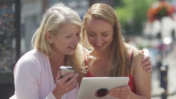 Madre e figlia utilizzando la tecnologia — Video Stock