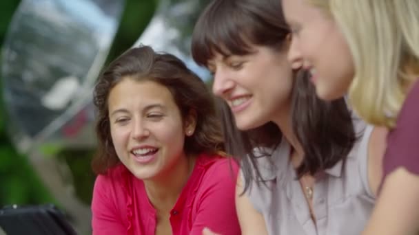 Amigos femeninos usando tableta — Vídeos de Stock