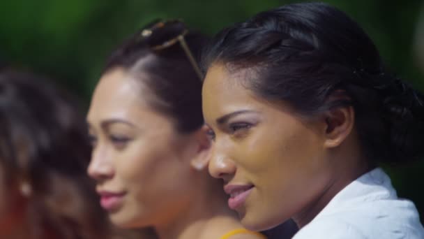  amis en plein air dans la ville à 