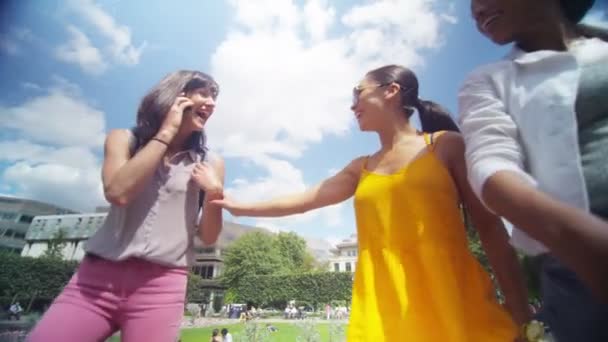 Amigos com telefones celulares conversando — Vídeo de Stock