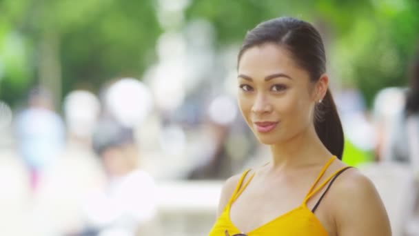 Mujer sonriendo a la cámara al aire libre — Vídeos de Stock