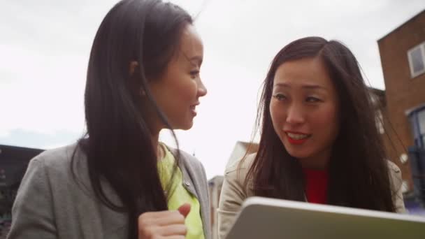 Amici guardando tablet del computer — Video Stock