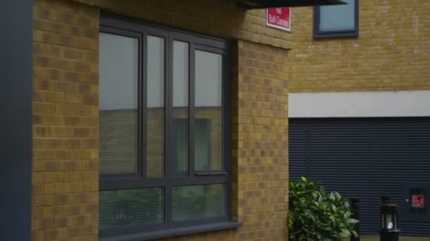 Bloque de apartamentos en un barrio londinense — Vídeos de Stock
