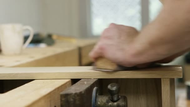 Carpinteiro colocando os toques finais para uma peça — Vídeo de Stock