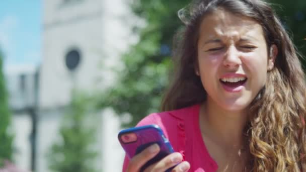 Женщина с помощью мобильного телефона — стоковое видео