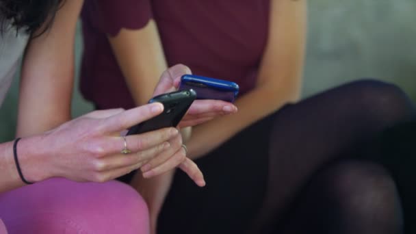 Жіночі друзі дивляться на мобільний телефон — стокове відео