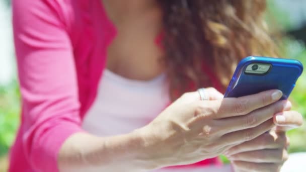 Жінка використовує мобільний телефон — стокове відео