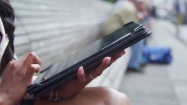 tablet bilgisayar kullanan kadın