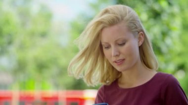 Cep telefonu kullanan kadın