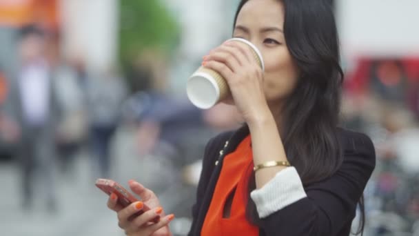 Mulher falando no telefone móvel — Vídeo de Stock