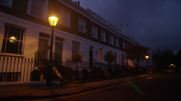 Casas en Londres Suburbio por la noche — Vídeo de stock