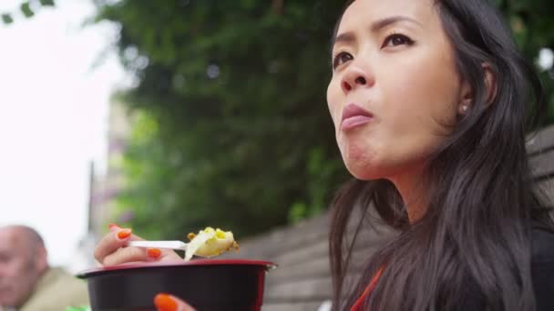 Женщина обедает на открытом воздухе — стоковое видео