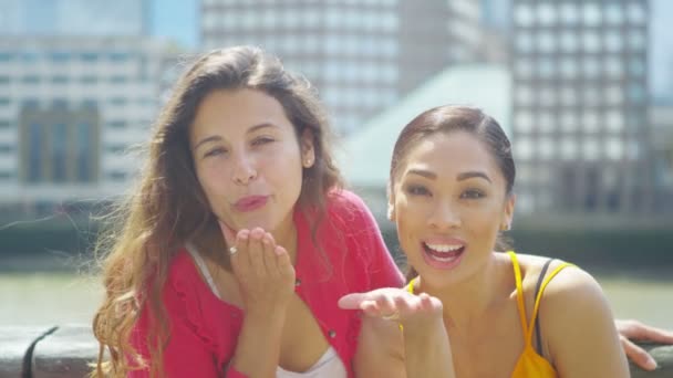 Vriendinnen blaast een kus aan camera — Stockvideo
