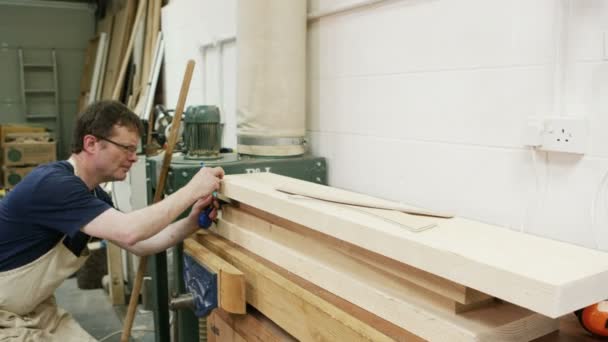 Carpintero midiendo madera lista para ser cortada — Vídeo de stock