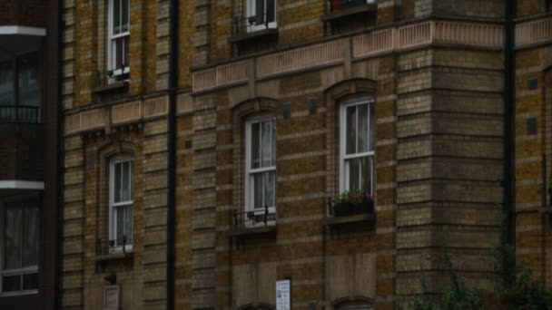Fenster eines Stadthauses aus der Londoner Zeit — Stockvideo