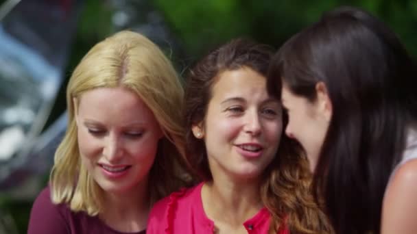 amies utilisant un ordinateur tablette  