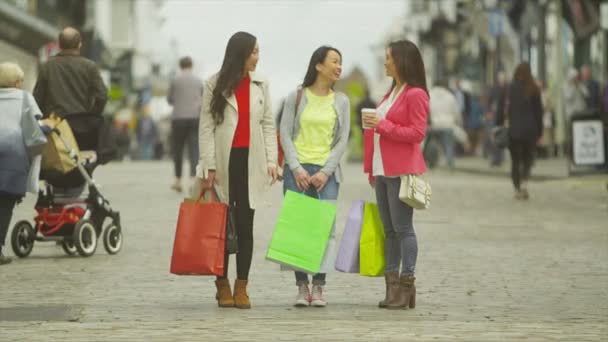 Amigos de pie con bolsas de colores — Vídeos de Stock