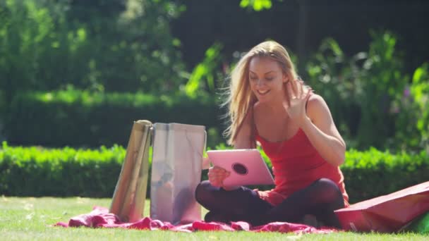Женщина с помощью компьютера планшета — стоковое видео