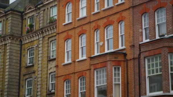 Casas adosadas en el suburbio de Londres — Vídeo de stock