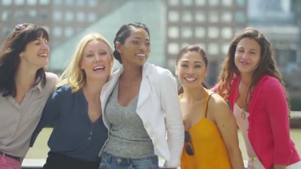 Жінки друзі на відкритому повітрі в місті — стокове відео