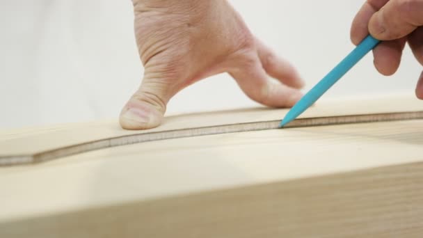 Carpintero que mide madera — Vídeo de stock