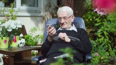 yaşlı adam yapma hareket eden telefon
