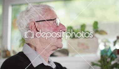 Yaşlı adam işitme kulak içine koyar.