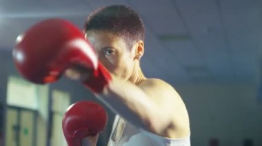 Eğitim salonunda boksör