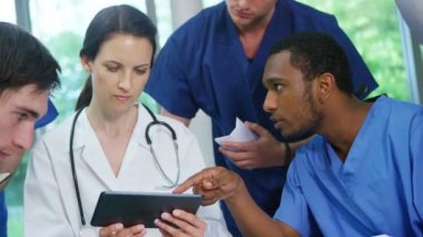 Doktor sağlık personeli ile tartışma