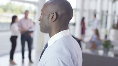 Kendine güvenen ciddi iş adamı