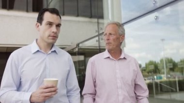 ofis dışında işadamları konuşma yürümek