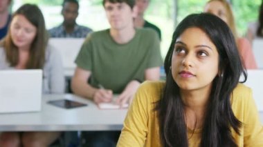 sınıfta öğrenci gülümseyen