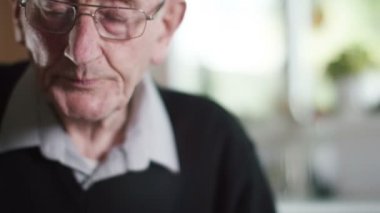 yaşlı adam okuma gazete