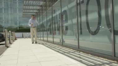 İş adamı cep telefonuyla konuşuyor. 