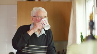 sıcak bir içecek olan yaşlı adam