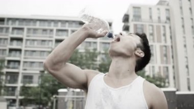 adam su ile suyla temasa bir mola alır