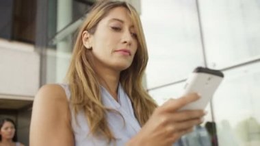 hareket eden telefon arayan iş kadını