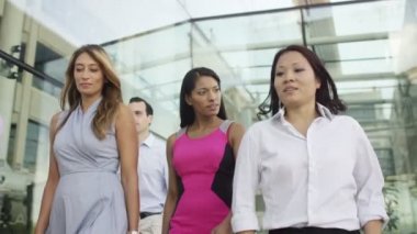 kadın takım yürüyüş ofis binası dışında