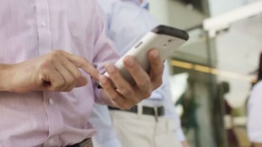 bir adam manifatura üstünde hareket eden telefon