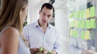 iş adamı ve beyin fırtınası fikirlerini için kadın