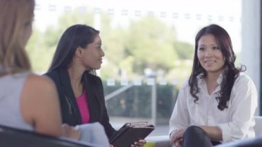 iş grubu müzakere toplantıda el sallamak