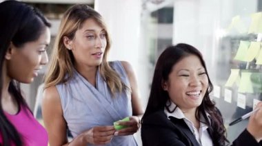 Yapışkan notlar ile fikirler için beyin fırtınası takım