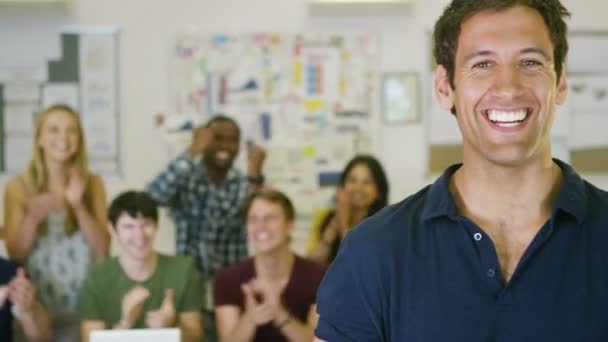 Profesor en clase con los estudiantes — Vídeo de stock