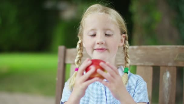 Meisje eet een appel — Stockvideo