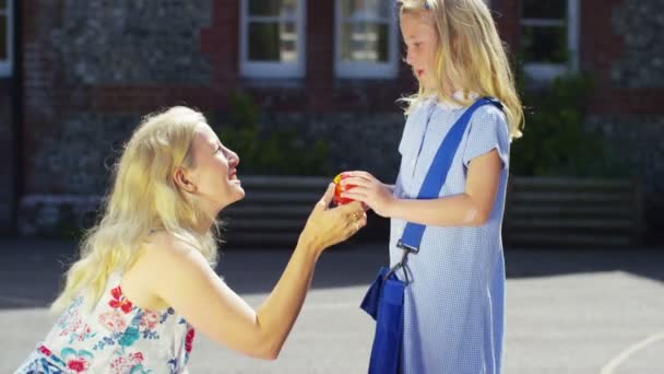 Meisje zegt vaarwel aan moeder — Stockvideo