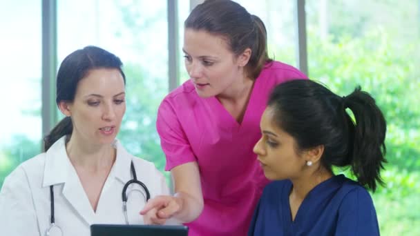 컴퓨터 태블릿을 보고 의료 팀 — 비디오