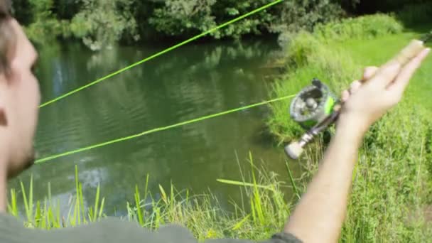 Hombre Pesca en el lago — Vídeo de stock